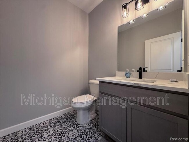Building Photo - 6149 Woodridge Ln