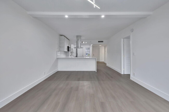 Building Photo - 3100 N Palm Aire Dr