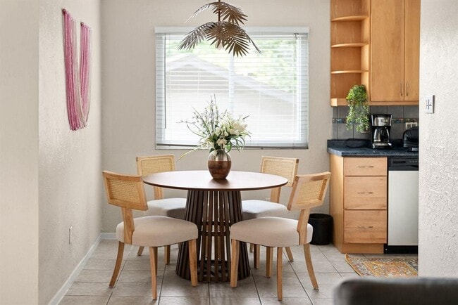 Building Photo - 2320 Montclaire St