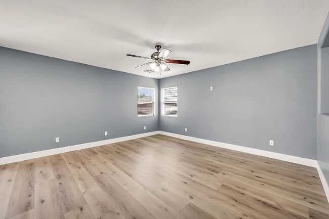 Building Photo - 2422 E Olivine Rd