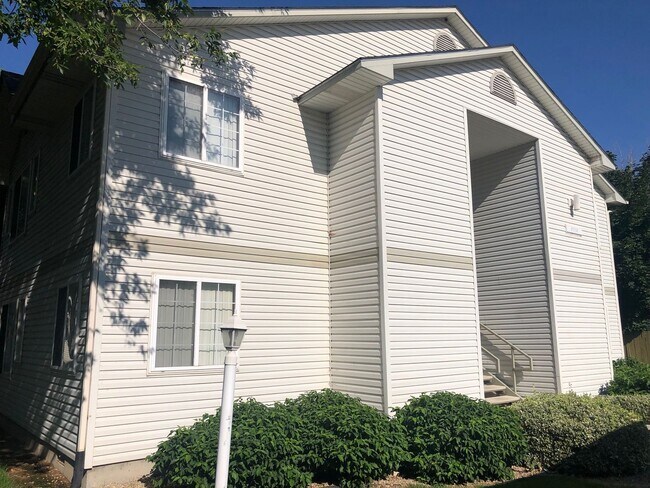 Building Photo - Beautiful 2 bedroom 2 bathroom apartment available in July 2026