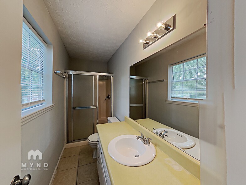 Building Photo - 3553 Charlotte Dr
