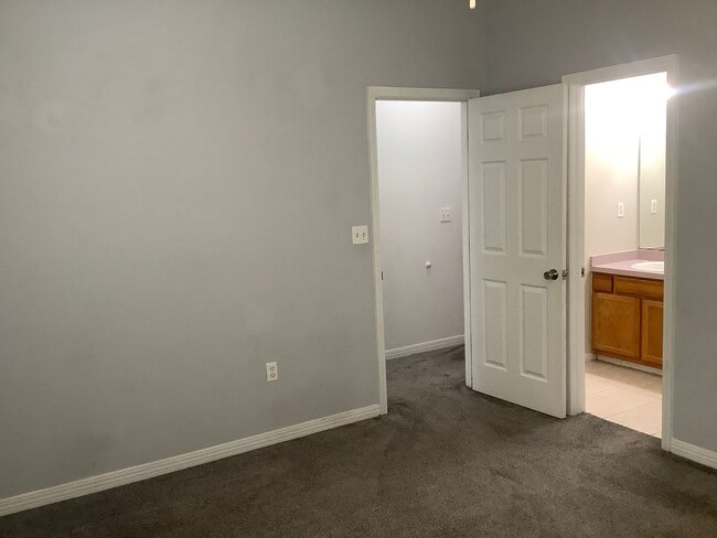 Building Photo - Spacious 3BR/3BA Townhome in PRIME location!!