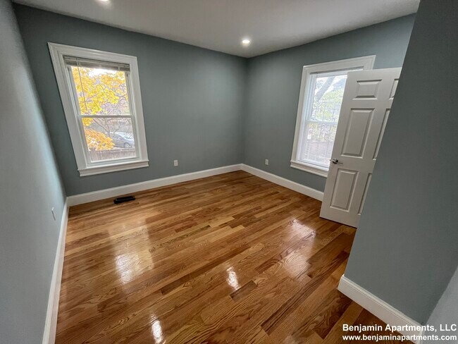 Building Photo - 372 Oxford St