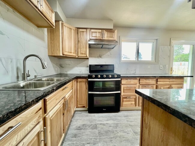 Building Photo - BRAND NEW REMODEL!! CLEAN, FRESH & BRIGHT! ONE LVL: 4 bed/2 bath!