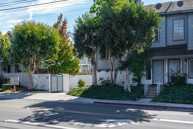 Building Photo - Costa Mesa Townhome with Loft | 2BR, 2.5BA...