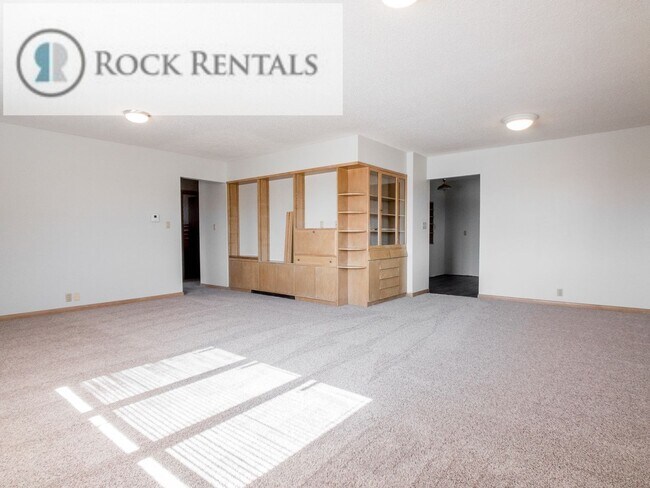 Building Photo - 228 E 5th Ave