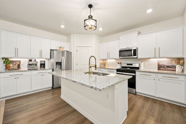 Building Photo - Upgraded 5-Bedroom Home in Immaculate Condition