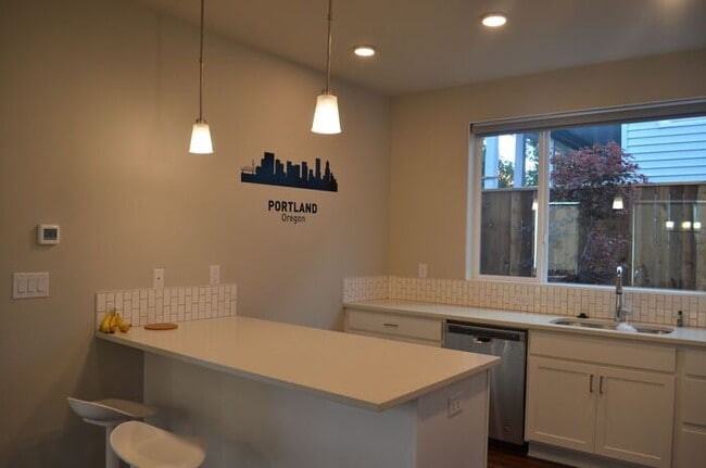 Building Photo - Spacious Master Bedroom for Rent in Modern...