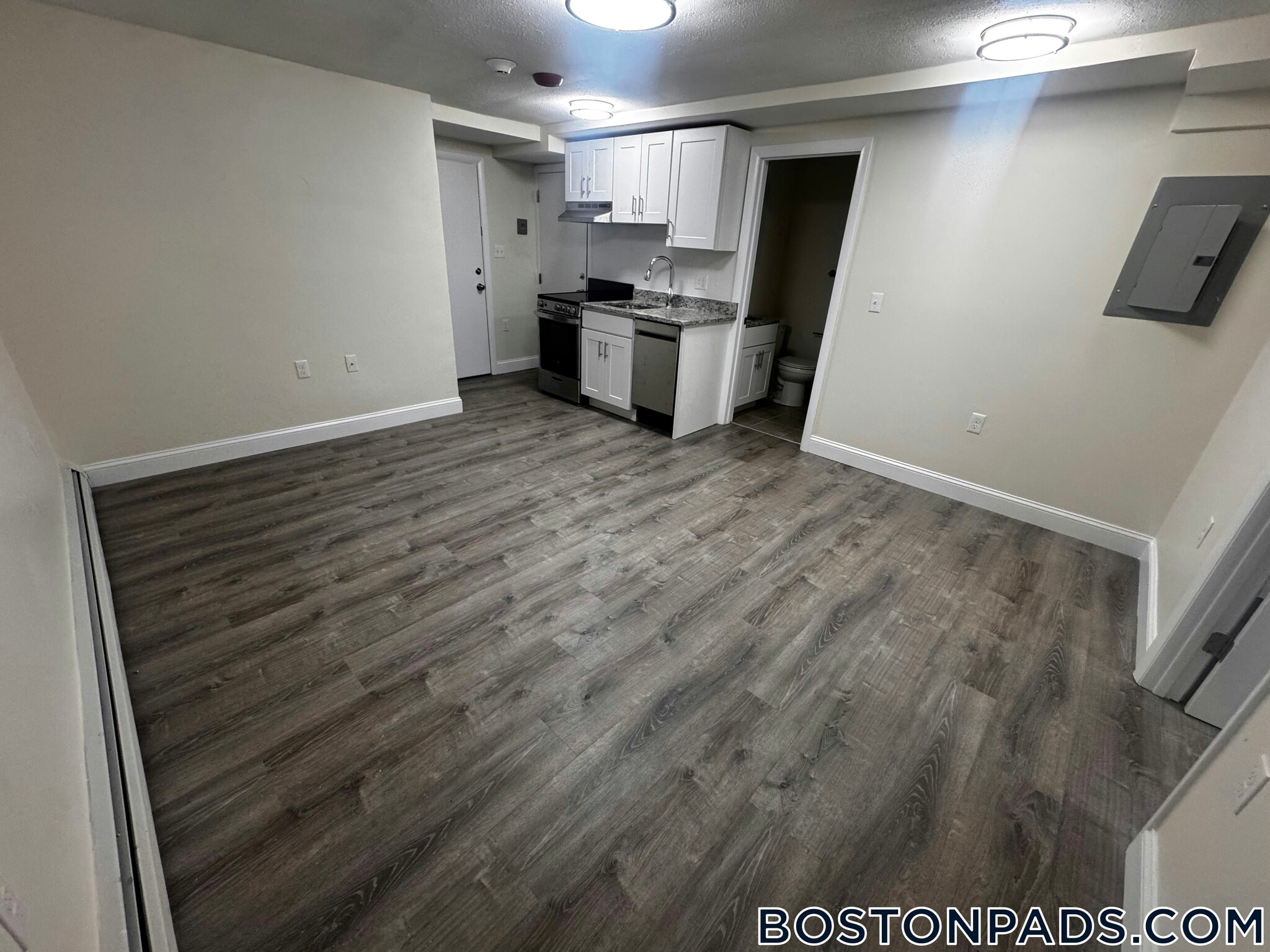 Building Photo - 11 River Dr