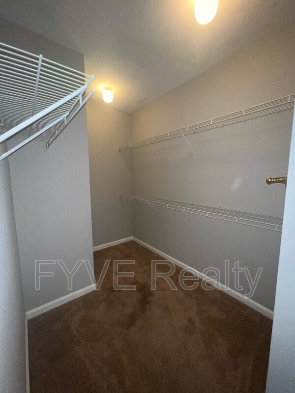 Building Photo - 280 Seven Farms Drive