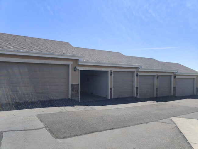 Building Photo - Charming 3-Bed, 2-Bath Condo - Two Weeks F...
