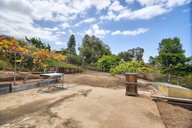 Building Photo - Spacious 4-bedroom, 2-bathroom home in coveted University City