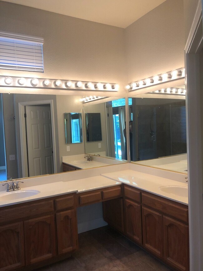 Building Photo - Amazing Single Story Home Located in Rosev...