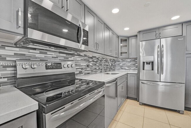 Building Photo - 20505 E Country Club Dr
