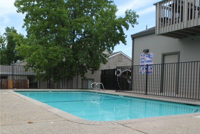 Gold Oaks Apartments Pool - Gold Oaks Apartments