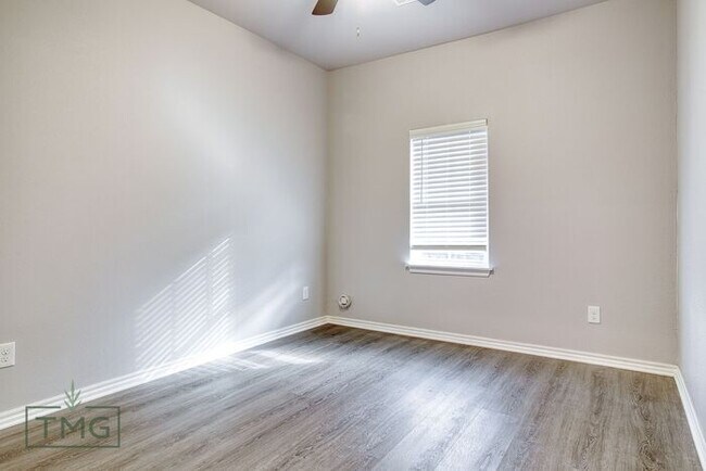 Building Photo - 3/2 Home Ready for the Holidays! $500 Move...