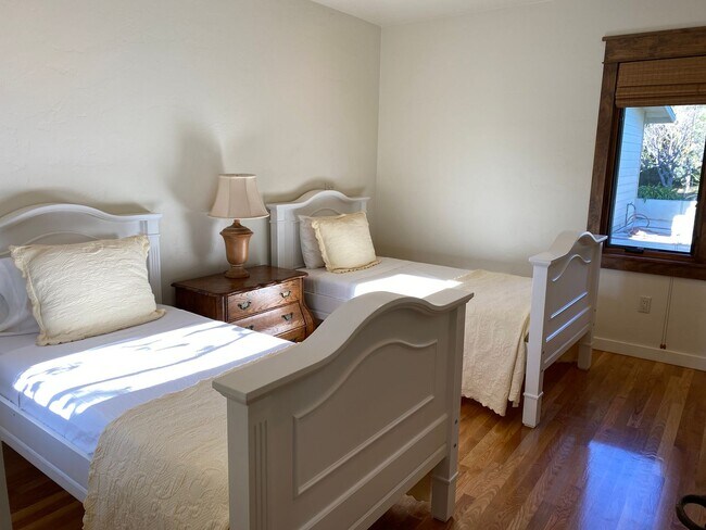 Building Photo - FLEXIBLE FULLY FURNISHED Point Loma Home! AC! All Utilities Included!