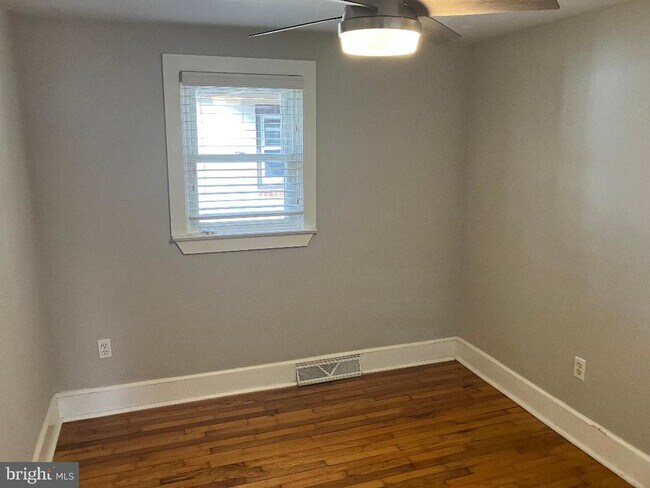 Building Photo - 118 W Lehman Ave