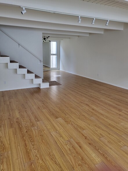 Building Photo - 312 S Elm Dr