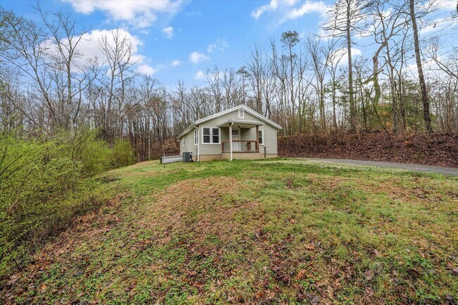 Building Photo - Harriman 37748 - Charming 2-bedroom, 1.5-bathroom Home nestled on 3.8 acres of woods - Contact Ch...