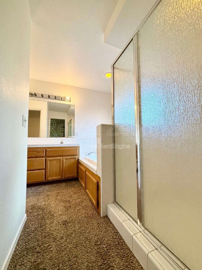 Building Photo - 736 Redwing Dr