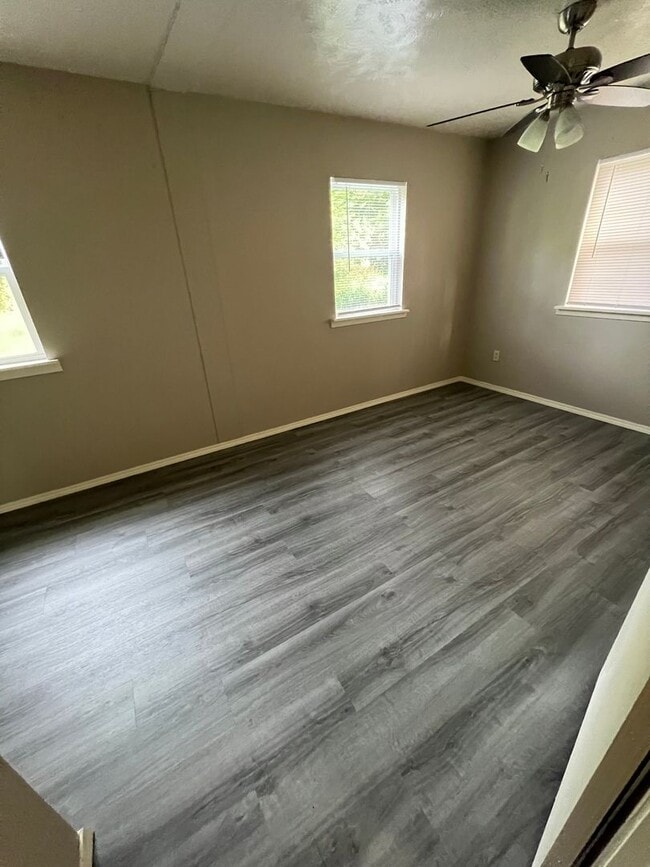 Building Photo - 2 Bed 1 Bath House