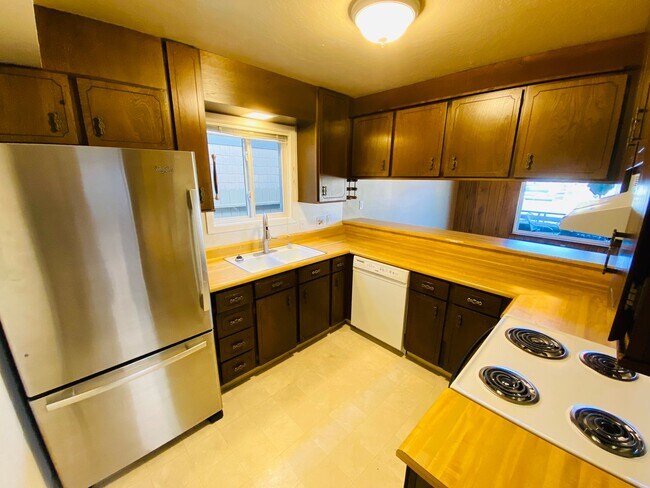 Building Photo - 3 bed 3 bath house for rent in the Tahoe Keys