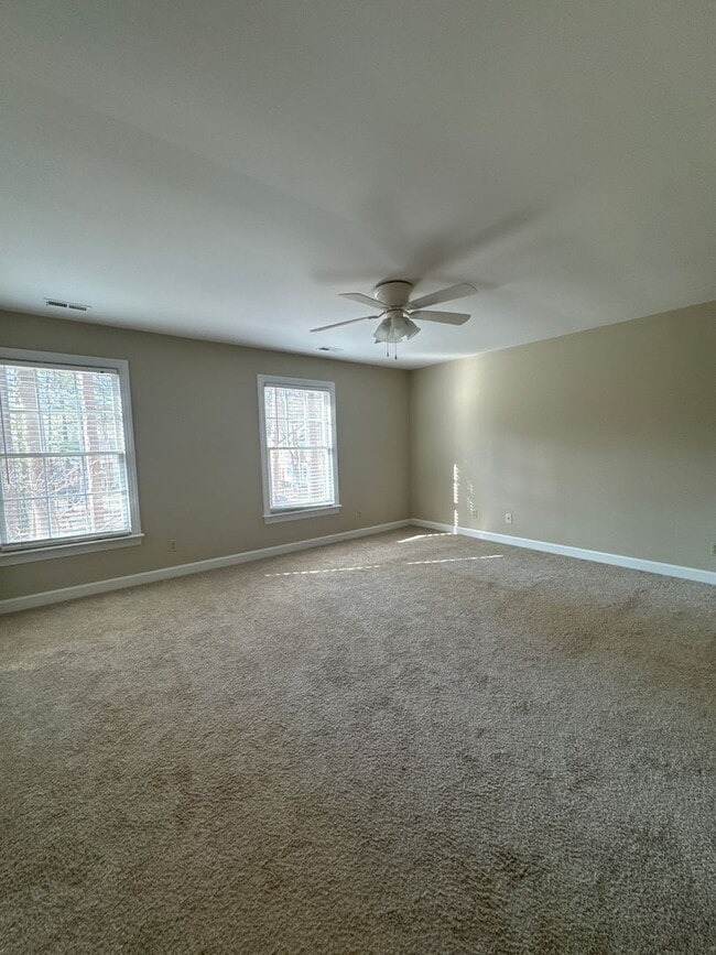 Building Photo - Spacious and inviting 3-bedroom