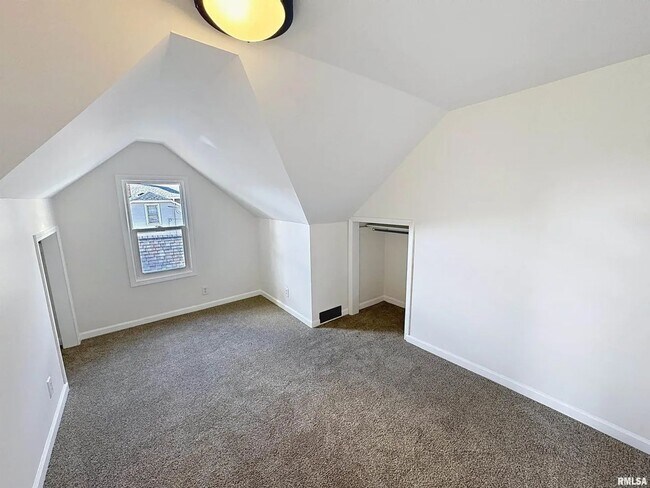 Building Photo - 3 Bedroom Rental in Moline