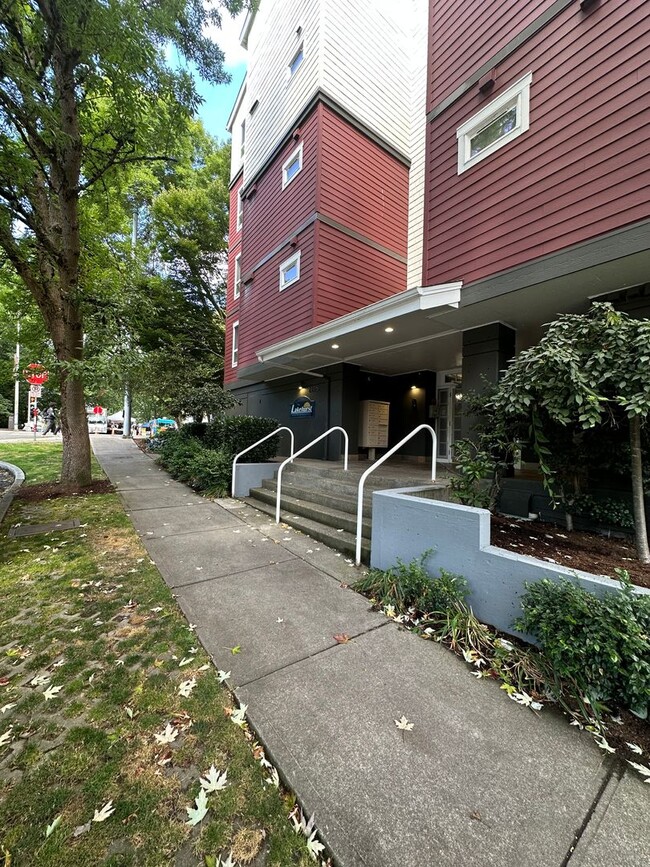 Building Photo - 2Bd/2Ba Seattle Condo