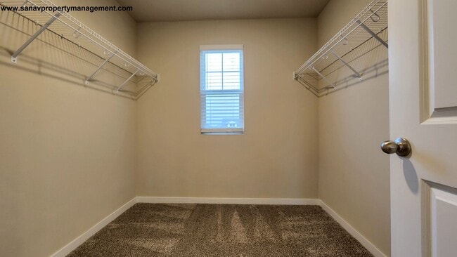 Building Photo - Spacious 4-Bed Single Family-Luxury Living...
