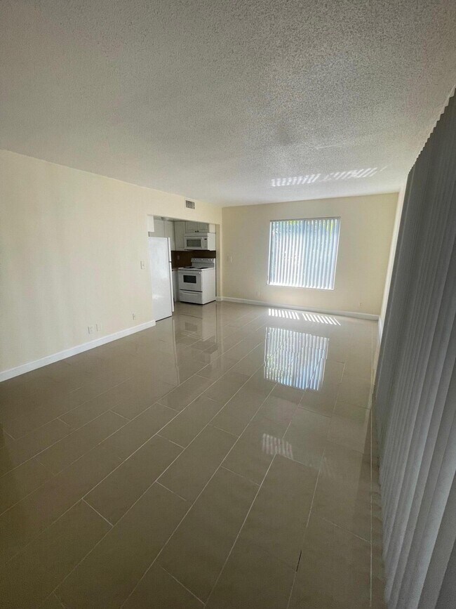 Building Photo - 1500 Crescent Cir