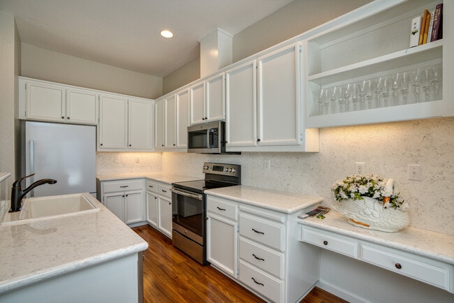 Building Photo - 15300 Medella Cir