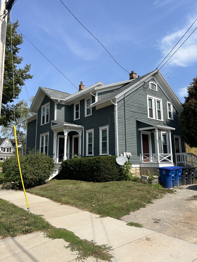 Building Photo - 690 Monroe St