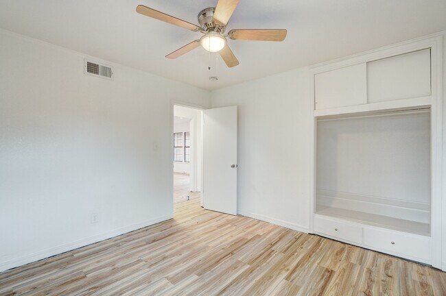 Building Photo - 1220 NE 47th St