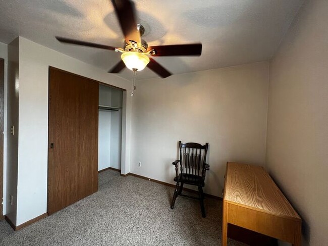 Building Photo - $1,025 | 2 Bedroom, 1 Bathroom Apartment |...