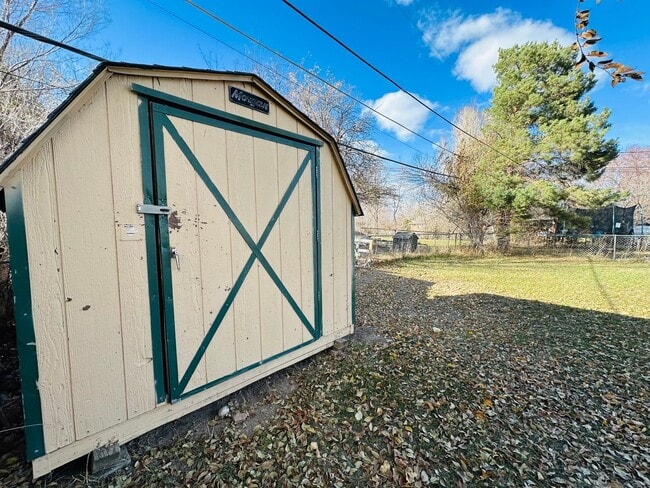 Building Photo - Bright and Spacious Duplex Style Home with HUGE Fenced in Backyard!!!