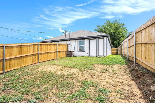 Building Photo - Updated 3/1 with Granite Counter Tops and Refrigerator Included!