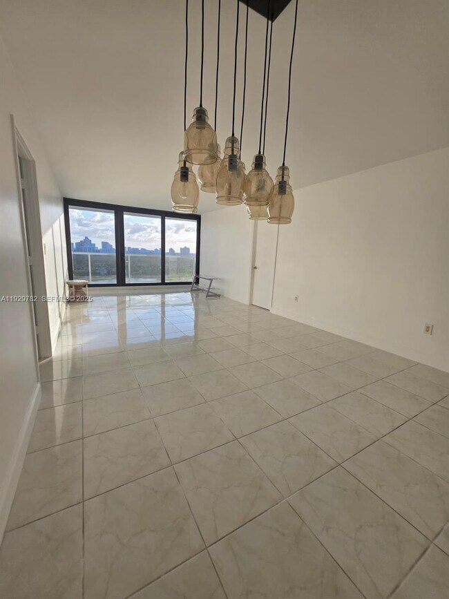 Building Photo - 3701 N Country Club Dr