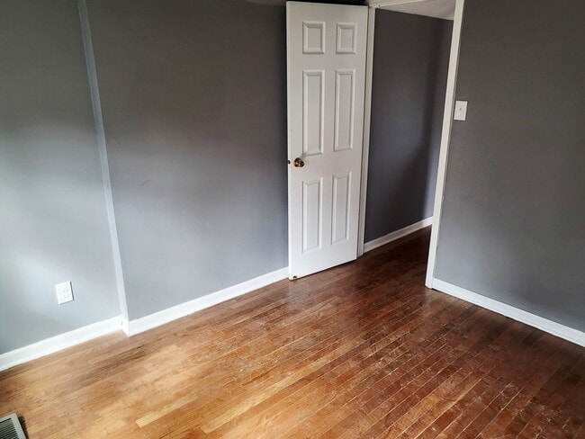 Building Photo - 2521 E 72nd Pl