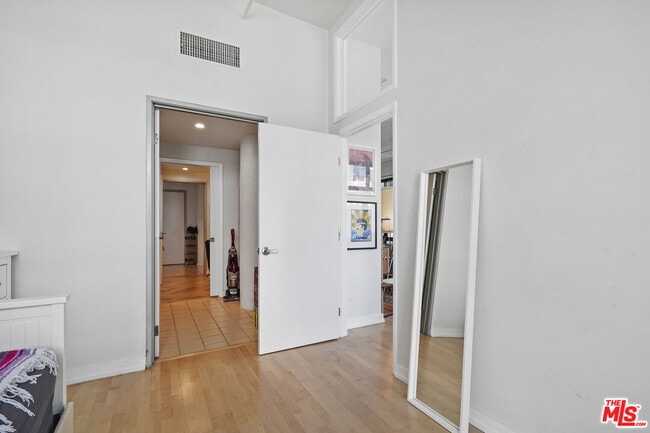 Building Photo - 330 W 11th St