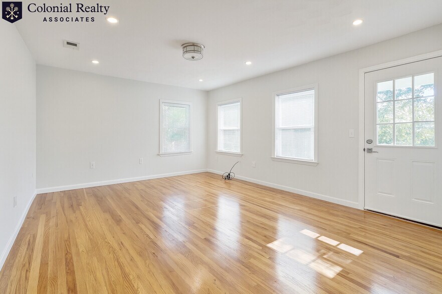Building Photo - 83 Putnam St