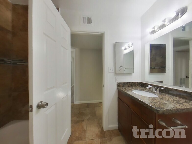 Building Photo - 9215 N 39th Dr