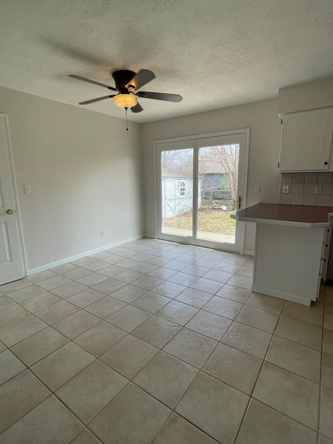 Building Photo - GREAT FAMILY HOME! FULLY FENCED YARD!