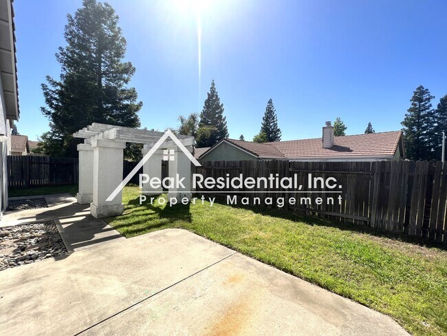 Building Photo - Wonderful Roseville 3bd/2ba House With 3 C...