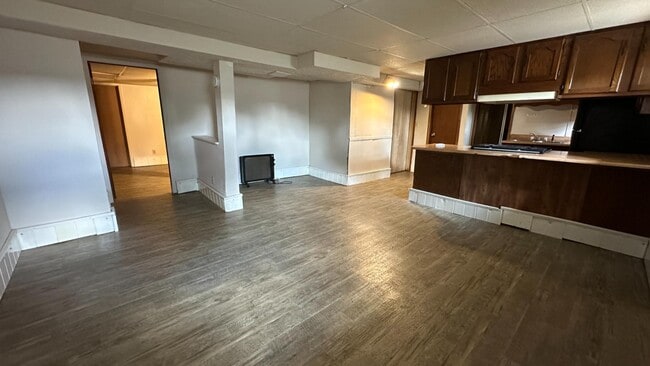 Building Photo - 305 N Bloomington St