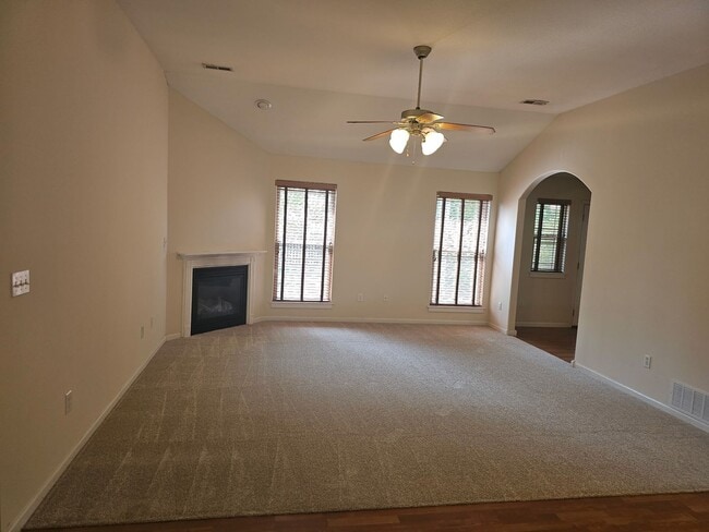 Building Photo - 3 bedroom, 2 bathroom home