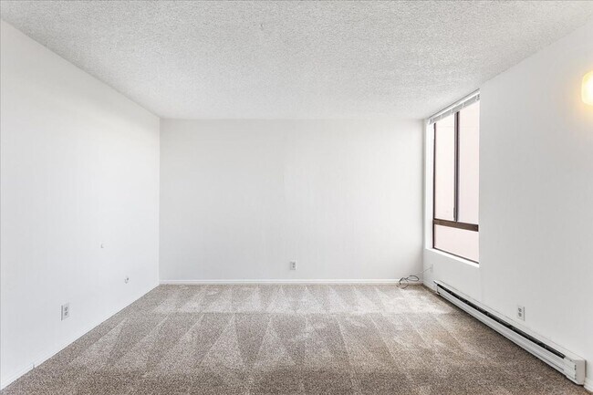 Building Photo - 2101 Shoreline Dr