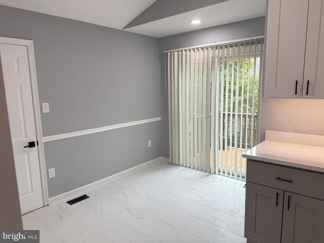Building Photo - 10909 Clara Barton Ct